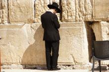 Jerusalem, rukoilija Itkumuurilla